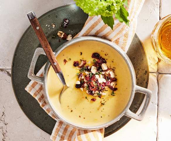 Käsesüppchen mit Nuss-Topping