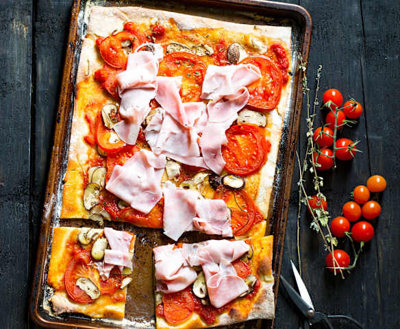 Pizza aux champignons et au jambon Pizza aux champignons et au jambon