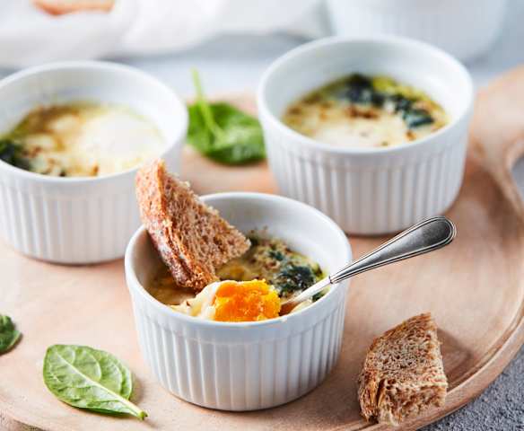 Huevos en cocotte con espinacas