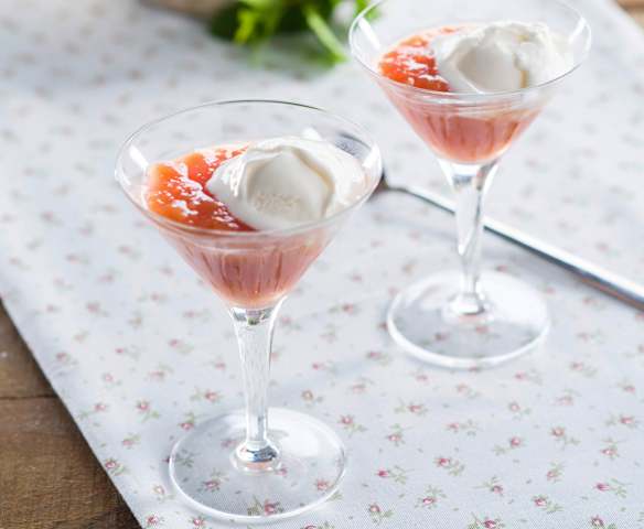 Copa de paraguayas y helado de yogur