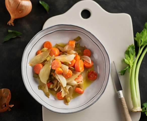 Saltear mistura de legumes para sopa ou guisados