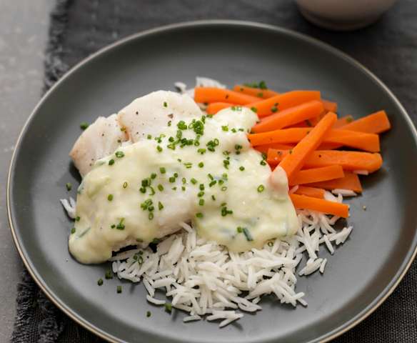 Pocheret torsk med porresauce, dampede gulerødder og basmatisris Pocheret torsk med porresauce, dampede gulerødder og basmatisris
