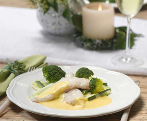 Lenguado al vapor con salsa de puerro al azafrán