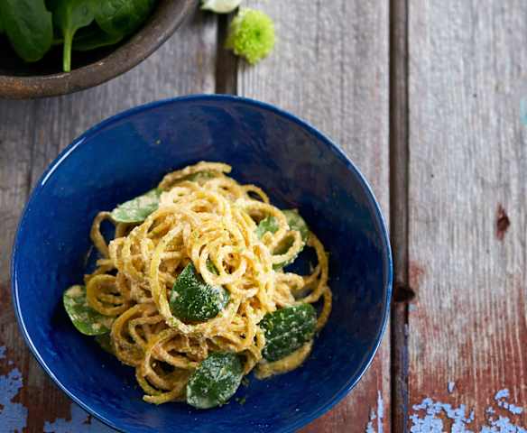 Esparguete de batata-doce com caril e espinafres
