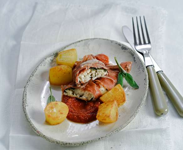 Saibling à la Saltimbocca mit Braterdäpfeln und Tomatensauce