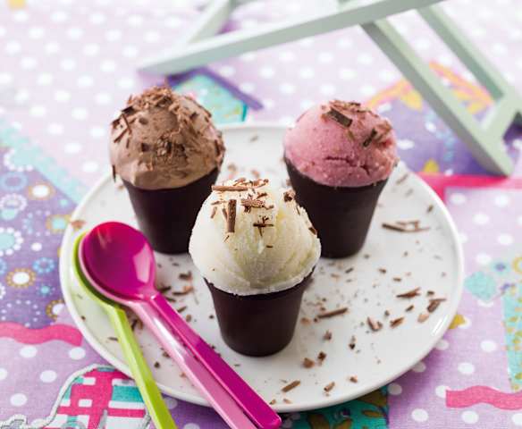 Gelados em copos de chocolate