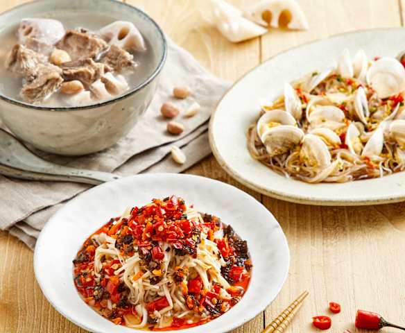 花生莲藕排骨汤配粉丝蒸花蛤、剁椒什锦菌菇