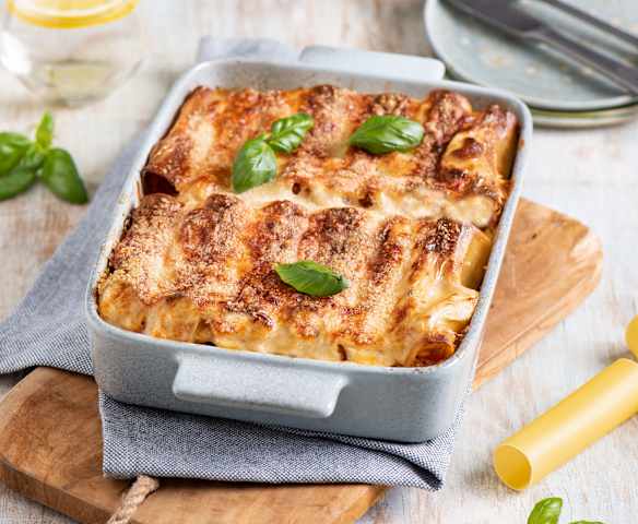 Makaron cannelloni nadziewany sosem bolońskim