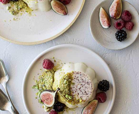 Panna cotta con coco y praliné de pistachos