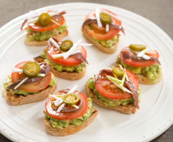 Tosta de guacamole con anchoas