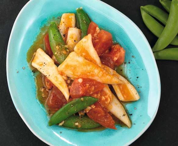 Tintenfisch mit Tomaten und Zuckerschoten