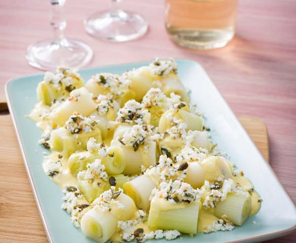 Puerros al vapor con salsa de cúrcuma