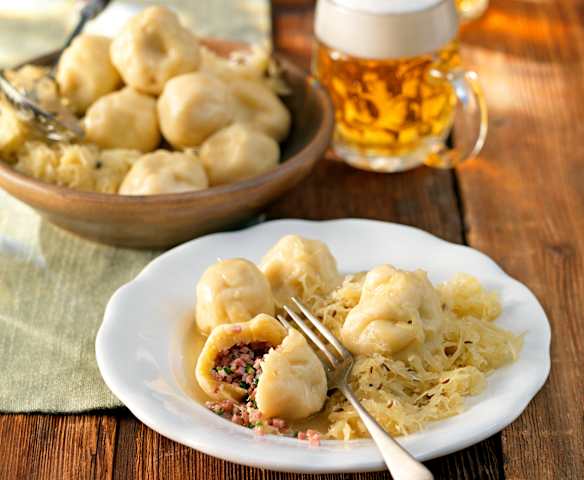 Selchfleischknödel mit Sauerkraut