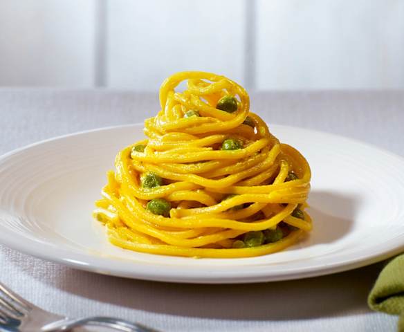 Spaghetti alla chitarra con piselli e curcuma (vegan)