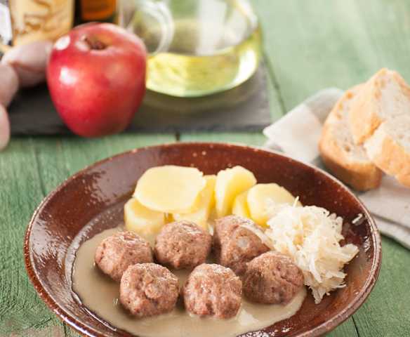 Pulpety wieprzowe z kiszoną kapustą i sosem jałowcowym