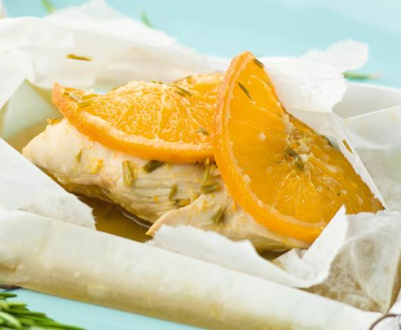Frango com laranja e alecrim em papelote