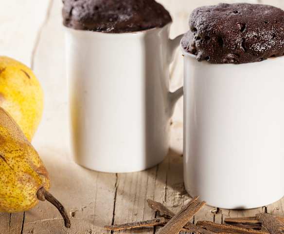 Hruškový mug cake se skořicí