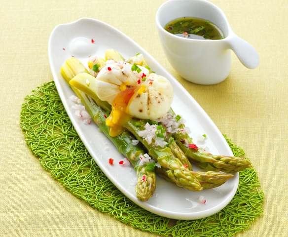 Asperges tièdes en salade et œuf poché