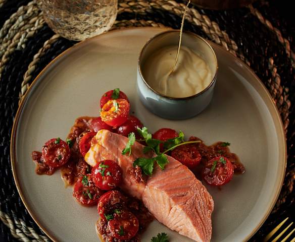 Lachs mit Teriyaki-Mayonnaise und Tomatensalat