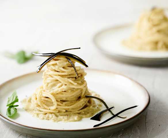 Nido de espagueti con crema de berenjena