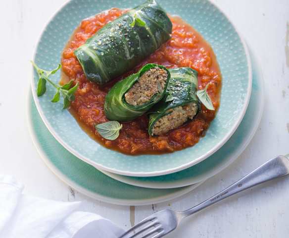 Mangold-Röllchen mit Tomatensauce