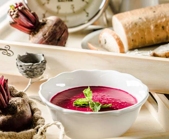 Sopa fría de betabel y yogur