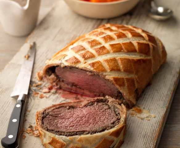 Manzo alla Wellington con purè di patate e carote al vapore Manzo alla Wellington con purè di patate e carote al vapore