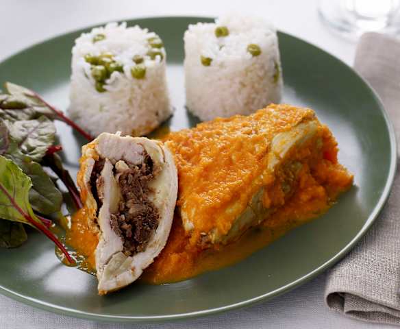 Bifes de peru recheados e arroz a vapor