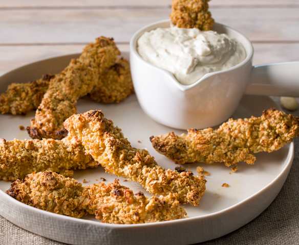 Crujientes de pollo almendrado con salsa ranchera