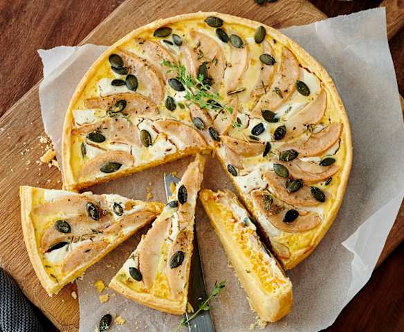 Kürbisquiche mit Ziegenfrischkäse und Birne