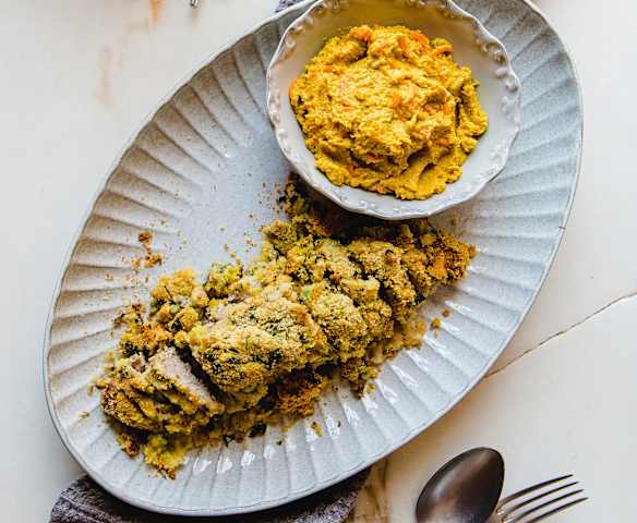 Schweinslungenbraten mit Korianderkruste und Karotten-Süßkartoffelpüree