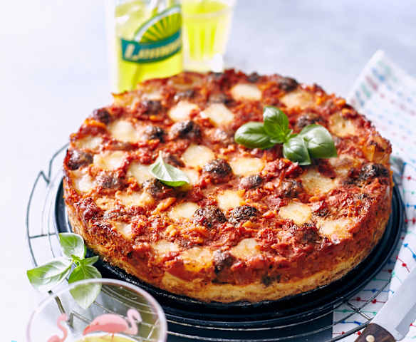 Spaghetti-Pizza mit Hackbällchen und Mozzarella
