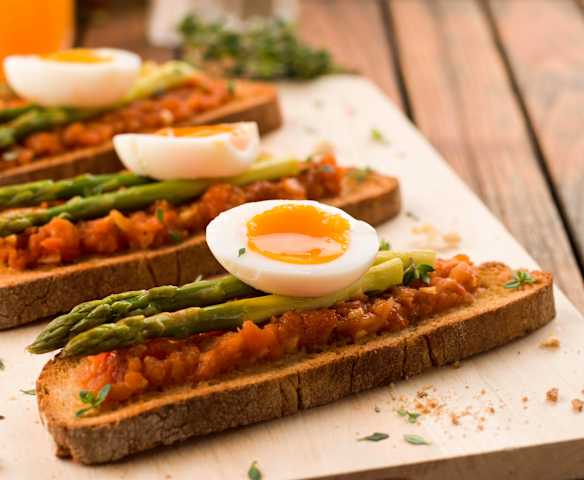 Bruschetta de espargos e ovos quentes Bruschetta de espargos e ovos quentes