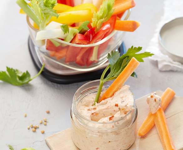 Koriander-Chili-Dip mit Gemüsesticks