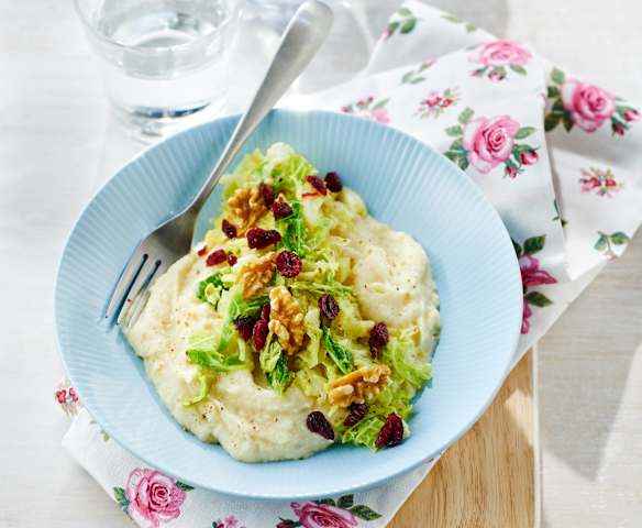 Wirsing auf Pastinakenpüree mit Cranberrys und Walnüssen Wirsing auf Pastinakenpüree mit Cranberrys und Walnüssen