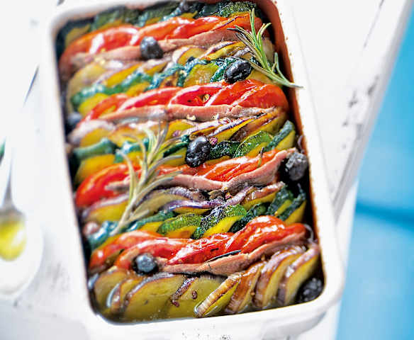 Tian aux anchois, olives et romarin