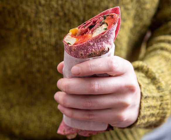 Wrapy z pastą z fasoli i pieczonymi warzywami