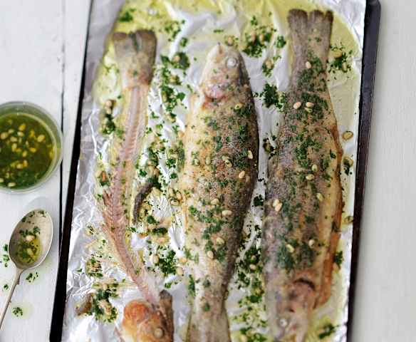 Truites meunières aux pignons en persillade