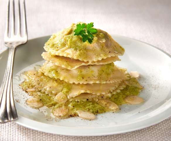 Ravioli ripieni di tofu affumicato e verdure Ravioli ripieni di tofu affumicato e verdure
