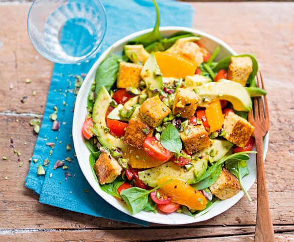 Salade polenta, avocat et pousses d'épinard