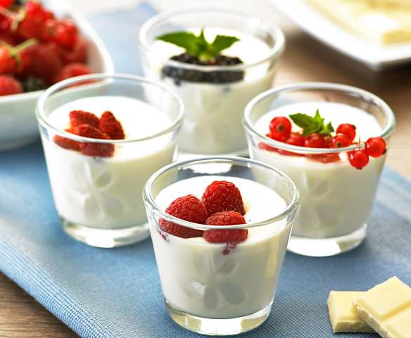 Sorso di cioccolato bianco e frutti di bosco