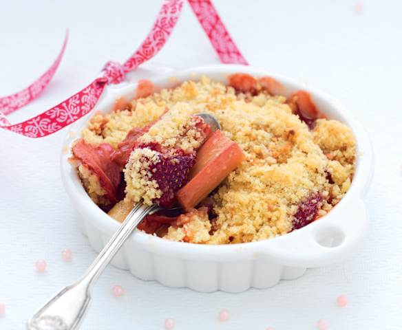 Crumble mele, fragole e rabarbaro