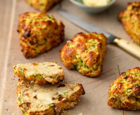 Zucchini-Scones mit getrockneten Aprikosen