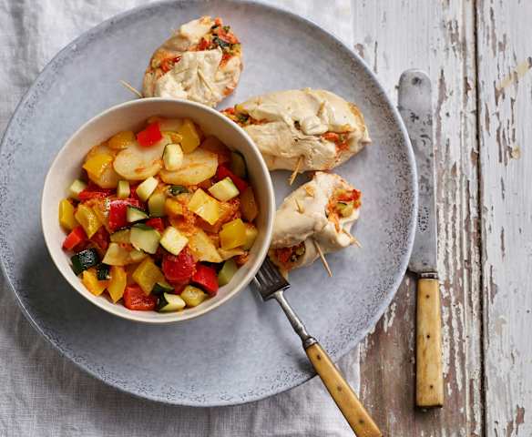 Peitos de frango recheados com legumes e batatas