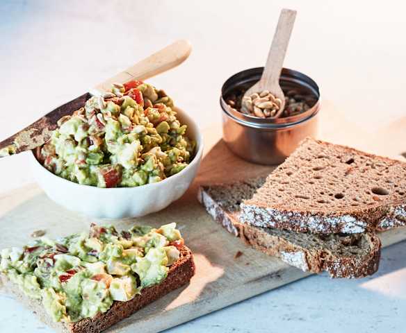 Lauwarmer Avocado-Ei-Aufstrich