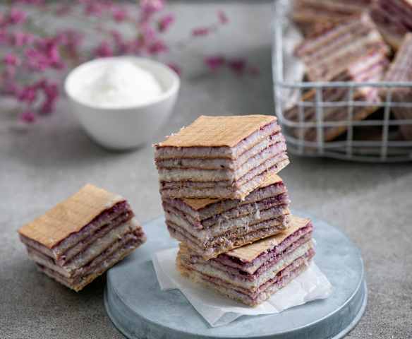 Wafle z masą kokosową i dżemem porzeczkowym Wafle z masą kokosową i dżemem porzeczkowym