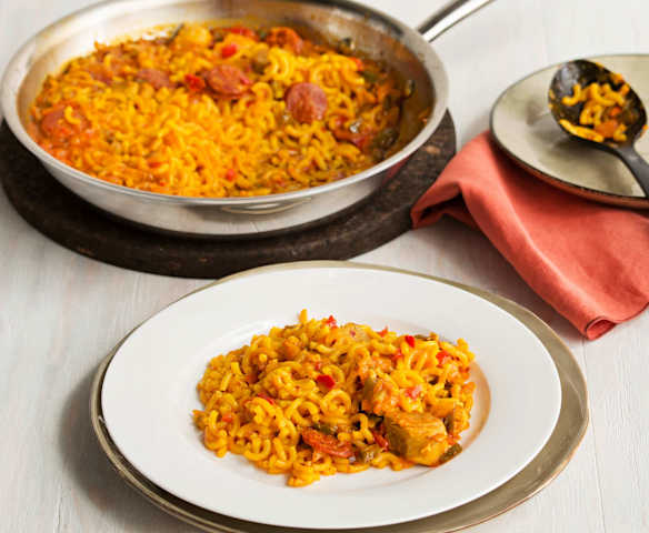 Fideuá con carne en sartén