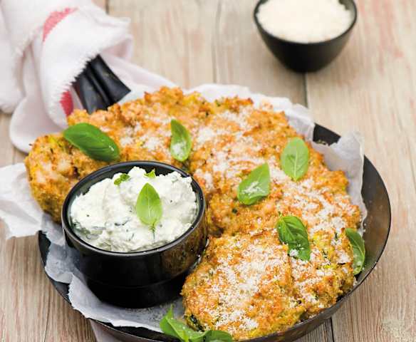 Placki cukiniowe z dipem bazyliowym