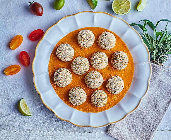 Polpette di salmone con crema di ceci e pomodorini