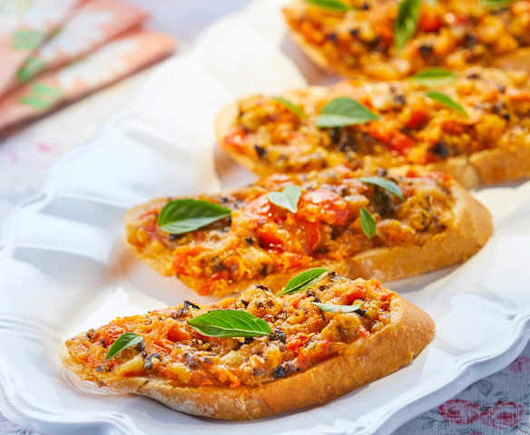 Crostini con tomate y mozzarella